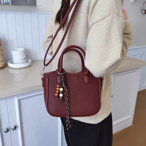 Vintage Damen Webmuster PU Leder Umhängetasche Casual Nischen Crossbody Eimertasche Mit Perlenanhänger Tägliche Elegante Handtasche