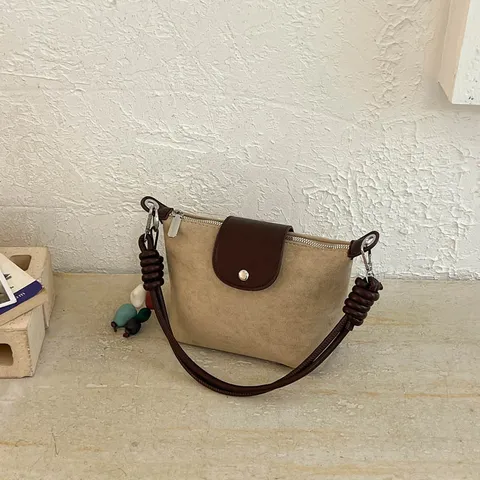 Sac à Bandoulière en Cuir Suédé Rétro pour Femmes Petit Sac Bandoulière Simple Coréen Sac à Main de Mode avec Accessoire de Pendentif en Perles