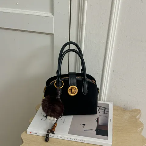 Petit Sac Carré en Daim pour Femme Fermoir en Métal Pendentif Pompon Sac à Épaule Bandoulière Patchwork Mode Décontractée Main