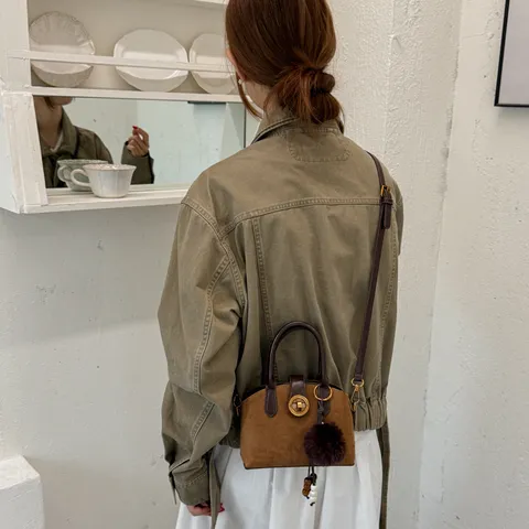Petit Sac Carré en Daim pour Femme Fermoir en Métal Pendentif Pompon Sac à Épaule Bandoulière Patchwork Mode Décontractée Main
