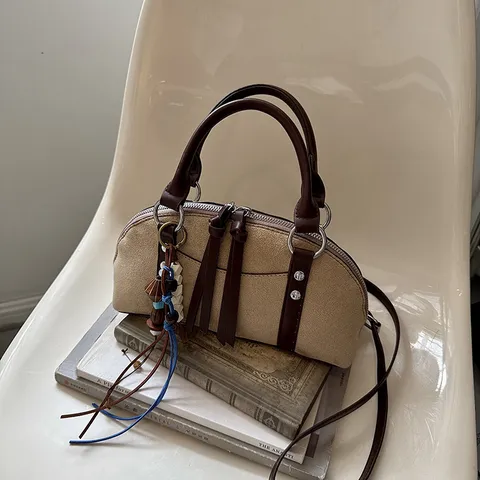 Bolso de Diseñador de Nicho Retro para Mujer Bolso de Hombro Cruzado de Nicho de Otoño con Colgante de Borla de PU y Gamuza Patchwork Bolso Boston