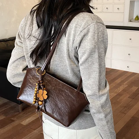 Sac Sous le Bras en Cuir PU Minimaliste Vintage Sac à Épaule Surpiqué pour Femmes Mode Sac à Main avec Pendentif Perle
