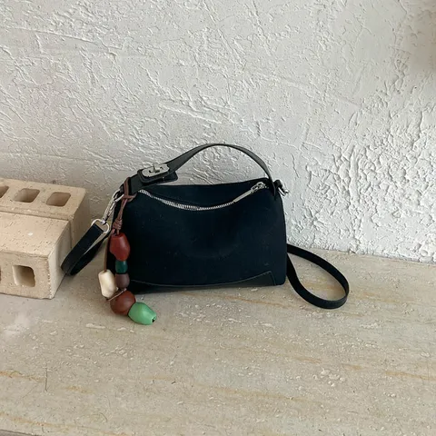 Koreanische Mode Kontrastfarben Wildleder Umhängetasche Für Damen Nische Pendeln Schulter Handtasche Mit Perlenanhänger