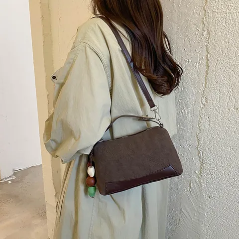 Koreanische Mode Kontrastfarben Wildleder Umhängetasche Für Damen Nische Pendeln Schulter Handtasche Mit Perlenanhänger