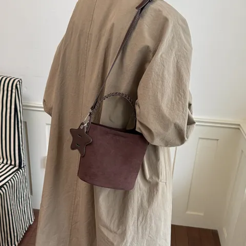 Sac Seau Décontracté en Cuir PU pour Femmes Sac Bandoulière Poignée Tissée Style Coréen Chic Avec Pendentif Étoile