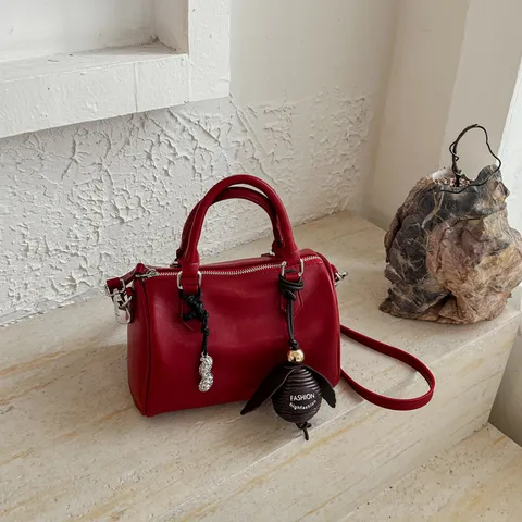 Sac Boston en Cuir PU Rétro pour Femme Classique Couleur Unie Surpiqûre Sac à Main Mode Navette Grande Capacité Sac à Épaule Bandoulière Avec Pendentif