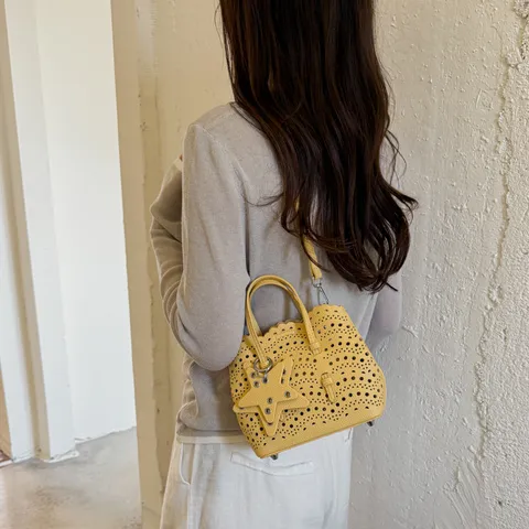 Borsa a Secchiello in Pelle PU con Intaglio Laser da Donna Borsa a Tracolla Traforata Alla Moda Con Ciondolo a Stella