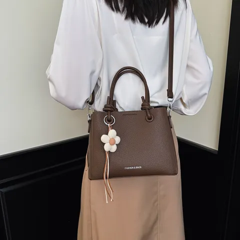 Sac Seau Décontracté en Cuir PU pour Femmes Sac à Main Minimalista Texture Grainée Avec Pendentif Fleur Sac Bandoulière