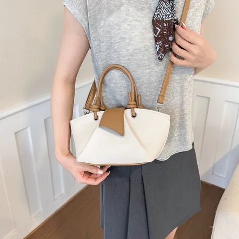 Mode PU Leder Eimertasche Für Damen Minimalistische Handtasche Umhängetasche Lässige Pendeln Einfarbig Nähte Umhängetasche Mit Blumenanhänger