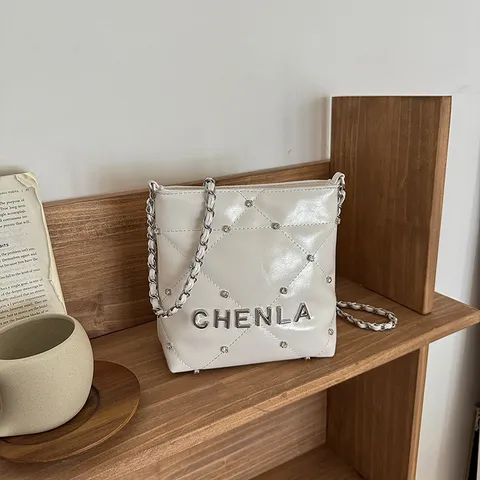Borsa a Tracolla da Donna Squadrata in Pelle PU Trapuntata a Rombi Con Catena Metallica Patta di Strass Chiusura Magnetica