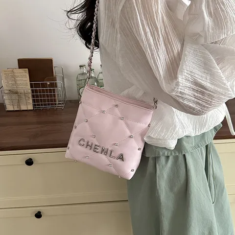 Borsa a Tracolla da Donna Squadrata in Pelle PU Trapuntata a Rombi Con Catena Metallica Patta di Strass Chiusura Magnetica