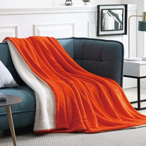 Monochromati Kouβέρta Flanel Fleece Diplís Opsís Malakí Zestí gia Krevati Kafés Spiti