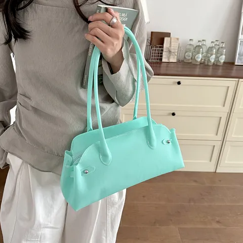 Minimalistiki Tsanta Maschalis apo PVC gia Gynaikes Moda Monohromi Tsanta Omou Megalis Horitikotitas Casual Tsanta