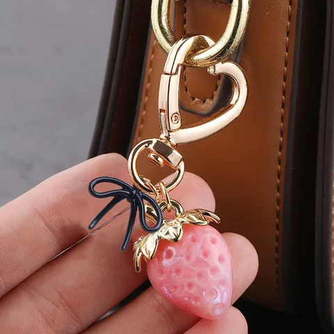 Charm de Sac Fraise Nœud Strass Doux Alliage Cristal Cœur Porte-clés Mignon Pendentif de Sac Accessoires Pour Femmes Filles