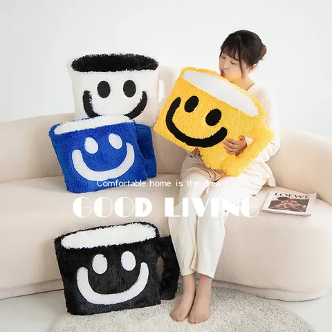 Oreiller en Peluche Tasse à Café Souriant Jouet en Peluche Doux Mignon Coussin Emoji Pour Salon Sofa Lit Bureau Voiture Décoration