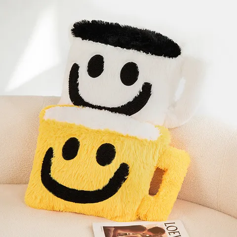 Oreiller en Peluche Tasse à Café Souriant Jouet en Peluche Doux Mignon Coussin Emoji Pour Salon Sofa Lit Bureau Voiture Décoration