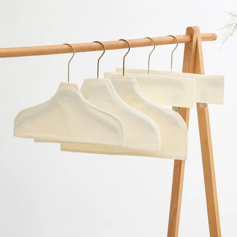 Rutschfeste Kleiderbügelbezüge aus Stoff Cremeweiß Schulterschoner für Bekleidungsgeschäft Haushalt Kleiderbügel Staubschutzhüllen Anti-Beulen Stoffhülle