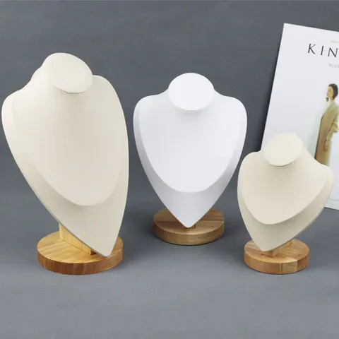 PU Leer Ketting Display Standst met Massief Houten Basis Elegant Mannequin Buste Ontwerp voor Sieradenopslag en Etalage