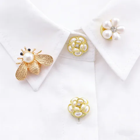 Vintage Alloy Artificial Pearl Camellia Flower Brooch For Women Men Light Luxury Rhinestone Bee Shirt Button Cover Clothing Decor Accessories