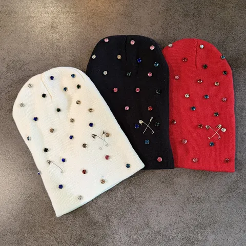 Dames Mode Gebreide Beanie Met Gekleurde Strass En Veiligheidsspeld Decoratie Warme Herfst Winter Muts Streetwear Acryl Pet