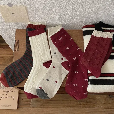 Damen Süß Argyle Schleife Streife Herz Jacquard Baumwolle Crew Socken Süß Casual Mittelhoch Stacking Socken