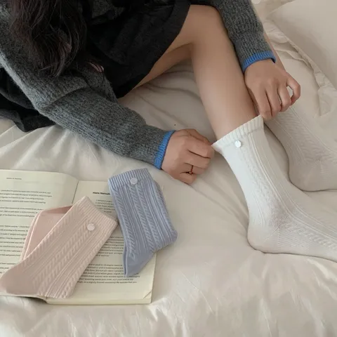 Calcetines de Punto de Tubo Medio de Color Sólido Dulce para Mujer Con Botón de Concha Lindos de Algodón