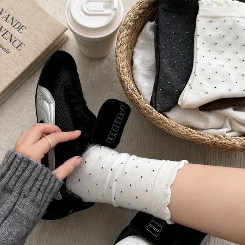 Damen Casual Baumwolle Polka Dot Spitzenbesatz Mittelhohe Socken Koreanischer Stil Einfache Socken