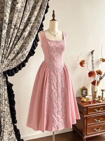 French Elegant Embossed Vest Midi Dress For Women 2025 Autumn Vintage Sleeveless Square Neck A-Line Dress Fashion Commuting Outfit