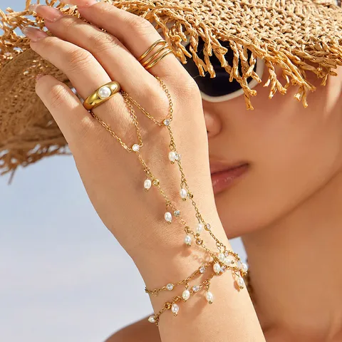 Estilo Elegante Francés Acero Inoxidable Hand Chain Bracelet Galvanizado Oro Perla Artificial Strass Anillo Cadena de Muñeca Para Mujeres Joyería Regalo