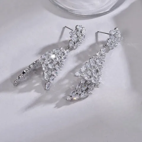 Lussuosi Orecchini a Goccia Pieghevoli Curvi in Rame e Zirconia con Ali d'Angelo per Donna Gioielli Intarsiati in Zirconia di Alta Moda