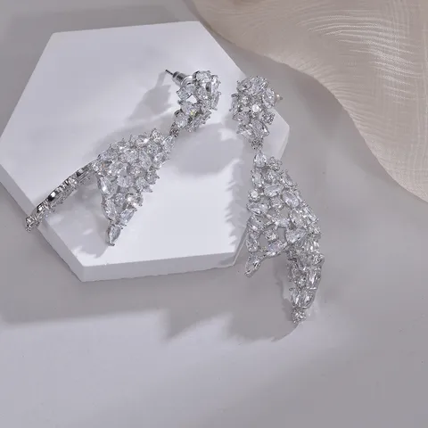 Lussuosi Orecchini a Goccia Pieghevoli Curvi in Rame e Zirconia con Ali d'Angelo per Donna Gioielli Intarsiati in Zirconia di Alta Moda