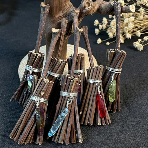 Ornement Balai de Sorcière en Branche de Bois Naturel Fait Main Avec Pendentif en Cristal Décoration de Noël Halloween Vintage