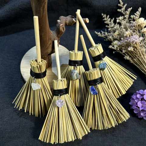 Ornement Suspendu de Voiture Mini Balai de Sorcière Wicca Avec Pendentif en Pierre de Cristal Naturel Balai en Paille Fait à la Main