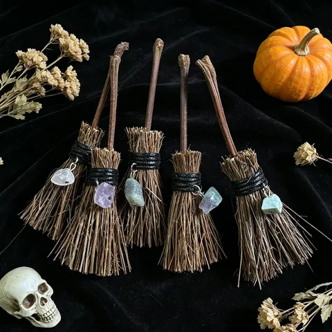 Ornements Miniatures de Balai de Sorcière Faits à la Main Avec Pendentif en Cristal Naturel pour Décoration d'Halloween et Noël