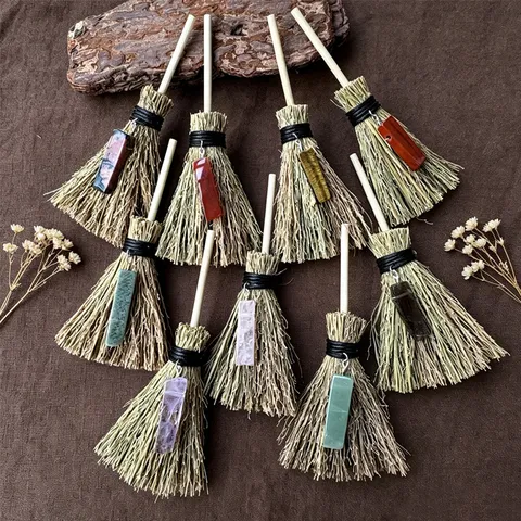 Wicca Hexe Mini Besen Hängeornament Mit Natürlichem Kristallstein Anhänger Handgefertigt Stroh Holzgriff Für Auto Haus Halloween Deko