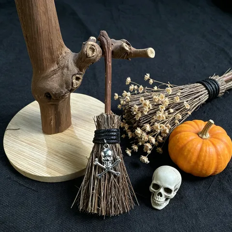 Mini Balai de Sorcière d'Halloween Décoration Avec Pendentif en Métal Ornement en Branche de Bois Naturel pour Noël Fête Maison