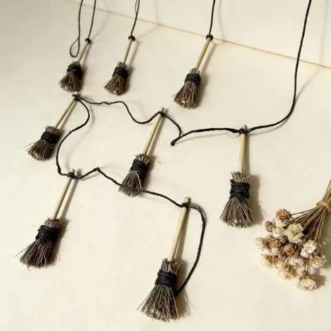 Handmade Halloween Mini Straw Broom Garland Natural Grass Wood Broomstick Hanging Decoration For Home Party Wall Ornament