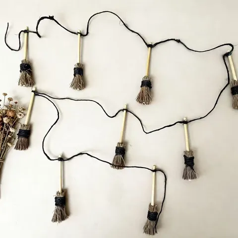 Handmade Halloween Mini Straw Broom Garland Natural Grass Wood Broomstick Hanging Decoration For Home Party Wall Ornament