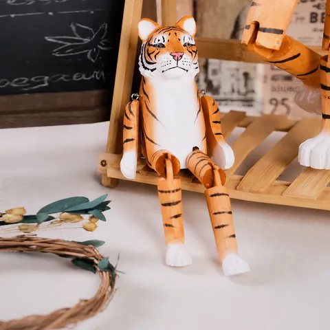 Handgemachte Hölzerne Tiger Dekoration Niedliche Baumelnde Beine Tier Figur Desktop Holzschnitzerei Dekoration Für Kinder Geschenk Heimdekoration