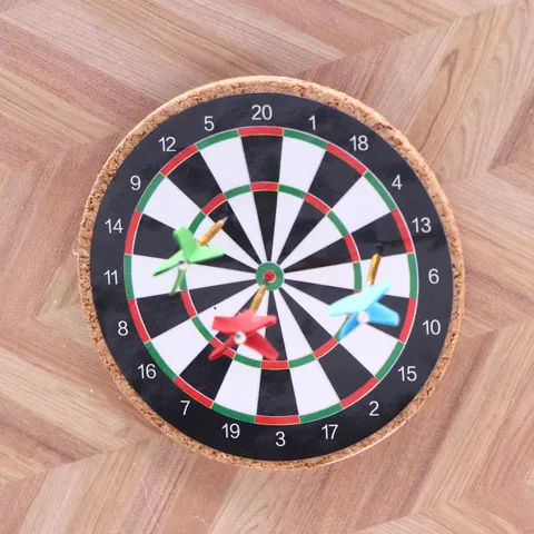 Miniatur Simulation Dartscheibe Set Puppenhaus Miniatur Sport Modell Zubehör Mini Dart Spielzeug Für Puppenhaus Dekoration