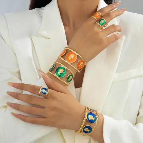 Ensemble de Bijoux Portrait de Pièce en Émail Vintage pour Femmes Bracelet et Bague Ouverte en Alliage Plaqué Or Motif de Pièce en Relief