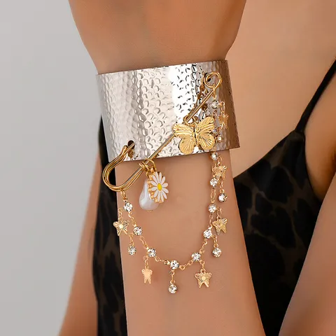 Mode Alliage Bracelet Manchette Ouvert Design Martelé Avec Épingle de Sûreté Papillon Fleur Perle Artificielle Strass Frange Breloques Bracelet pour Femmes Cadeau de Fête