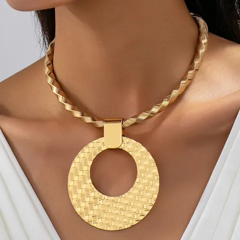 Collier Pendentif Rond Ajouré en Alliage Style Ethnique Or Texture Tissée Grand Collier Médaille Bijoux Vintage pour Femmes