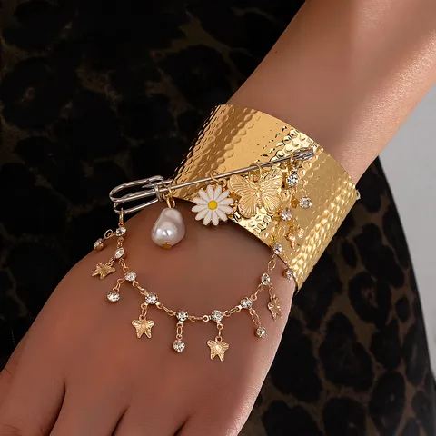 Mode Alliage Bracelet Manchette Ouvert Design Martelé Avec Épingle de Sûreté Papillon Fleur Perle Artificielle Strass Frange Breloques Bracelet pour Femmes Cadeau de Fête