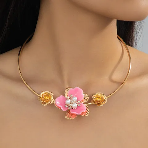Ras de Cou Fleurs 3D Style Français Collier en Perles Artificielles et Strass Pendentif en Émail Floral Plaqué Or Bijoux en Alliage pour Femmes Banquet Fête