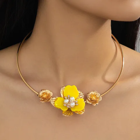 Ras de Cou Fleurs 3D Style Français Collier en Perles Artificielles et Strass Pendentif en Émail Floral Plaqué Or Bijoux en Alliage pour Femmes Banquet Fête