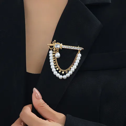 Broche Épée en Alliage de Zinc Luxe Léger Avec Chaîne Double Couche Perle Artificielle Strass Gland Badge pour Femmes Hommes Vêtements Accessori