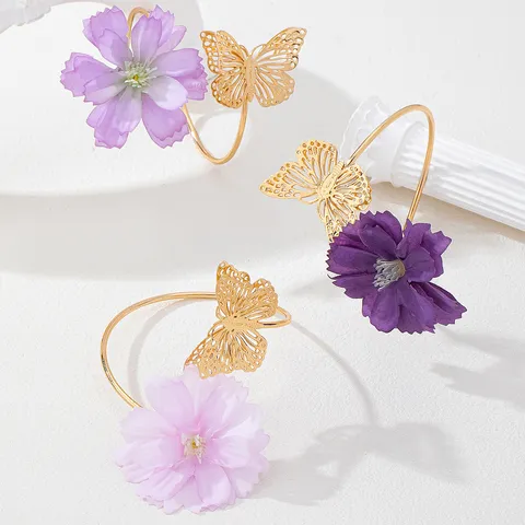 Bracelet Jonc Ouvert en Alliage de Fer avec Papillon Évidé et Fleur en Tissu Manchette Métallique Artistique pour Femmes Séance Photo
