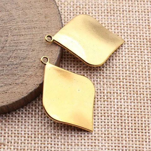 Vintage Verdrehte Blattform Legierung Anhänger Für DIY Schmuckherstellung Zubehör Antik Gold Silber Bronze Charms