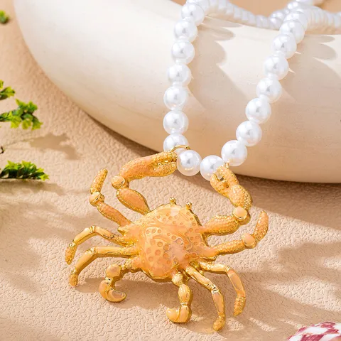 Collier Pendentif Crabe en Émail Avec Chaîne en Perles Artificielles Bijoux de Mode Animal Marin pour Femmes Banquet